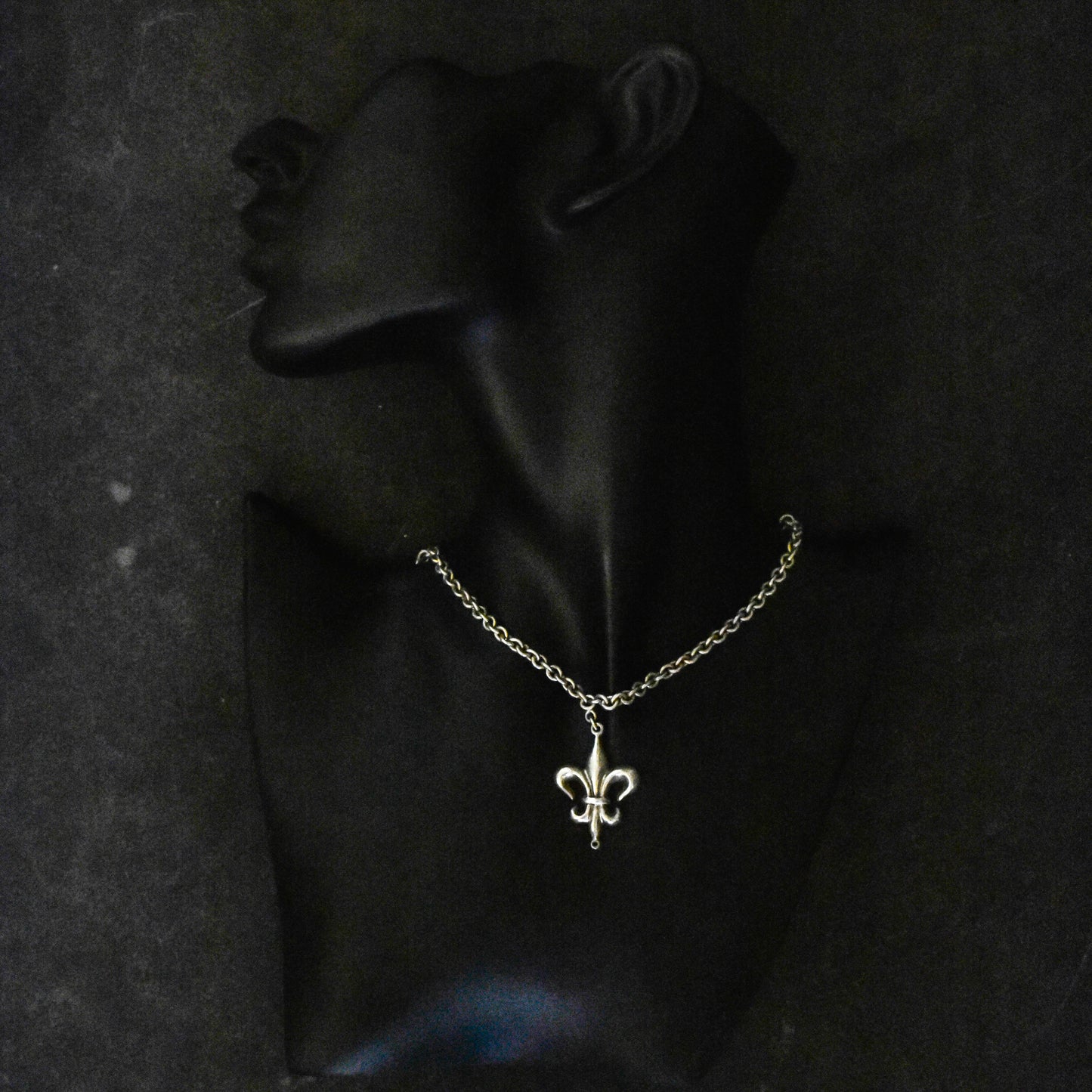 80s Fleur De Lis Choker Toggle Necklace